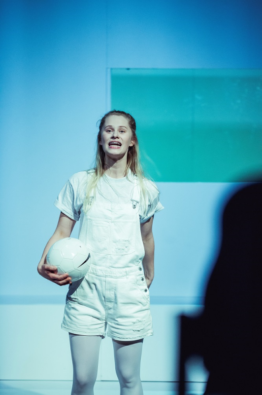 File:Tammjärv, Kärt (Lee – Kärt Tammjärv. Hallbergi „Suluseis” (Vanemuine, 2016), foto Maris Savik, Teater Vanemuine).jpg